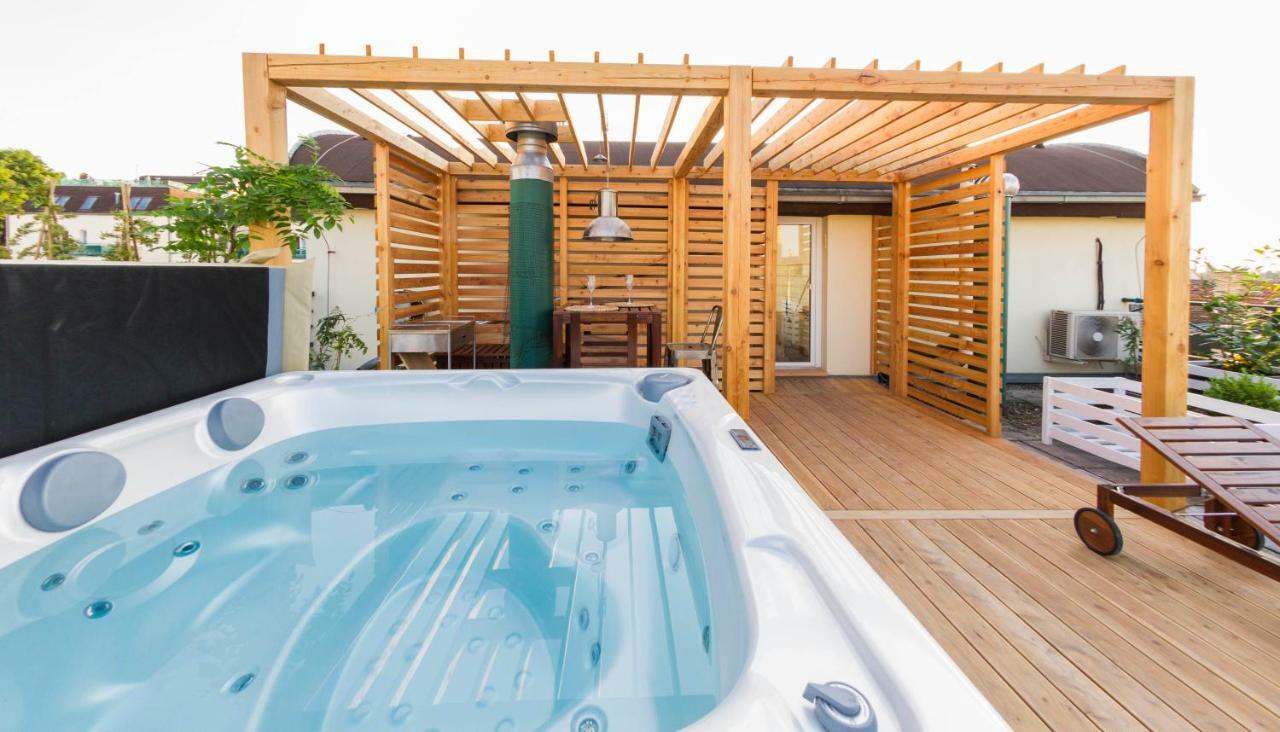 Romantic With Jacuzzi Apartament